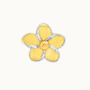 Anillo en tres oros de 18K flor con bordes diamantados