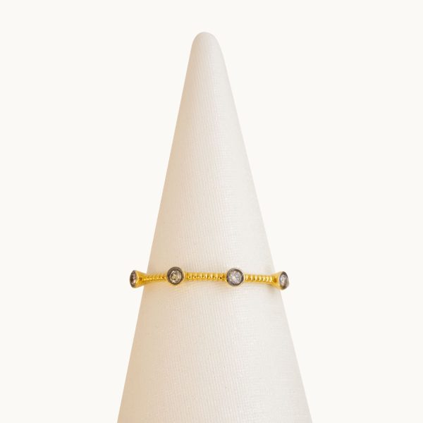 Anillo en oro amarillo de 18K puntos de luz con diamantes