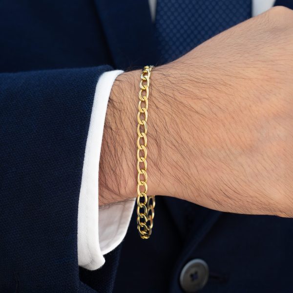 Foto macro de pulsera con tejido eslabón oval en oro amarillo
